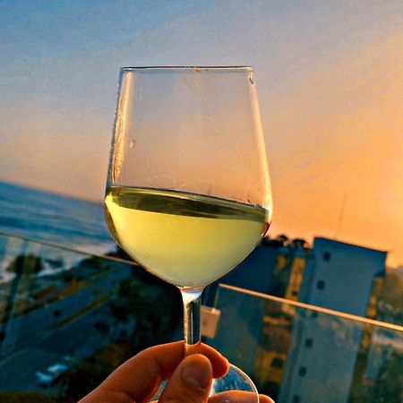 The White Pearl Suite - Beach Front City Centre With Sea View. Limassol Bagian luar foto