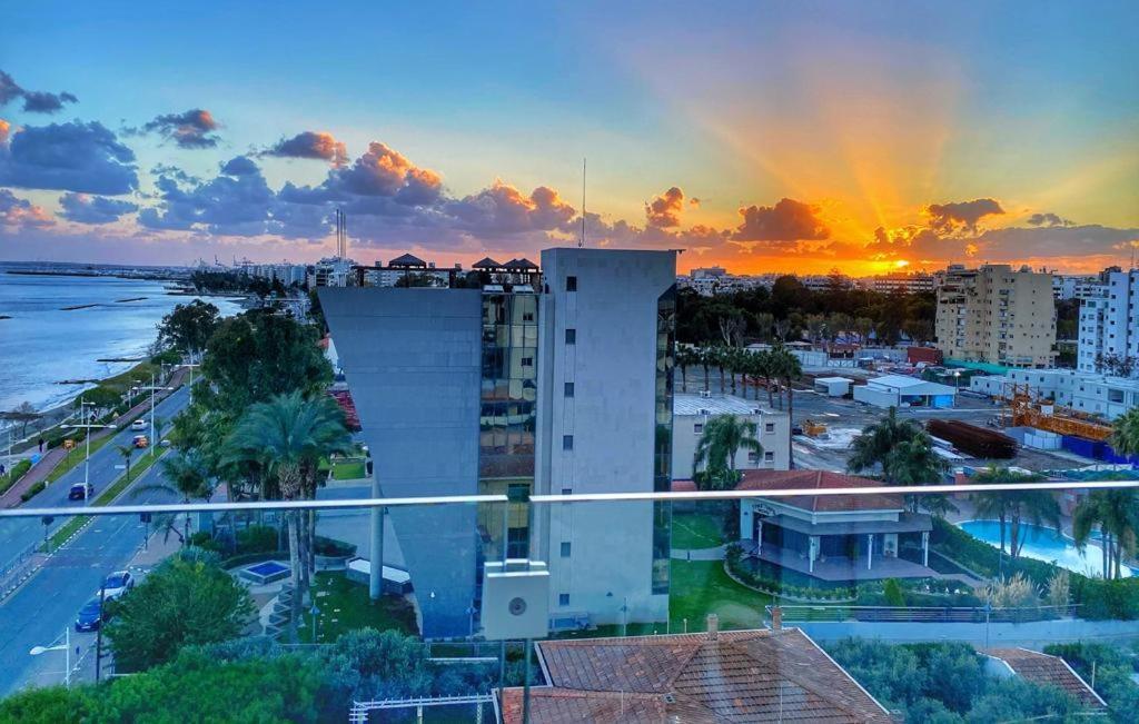 The White Pearl Suite - Beach Front City Centre With Sea View. Limassol Bagian luar foto