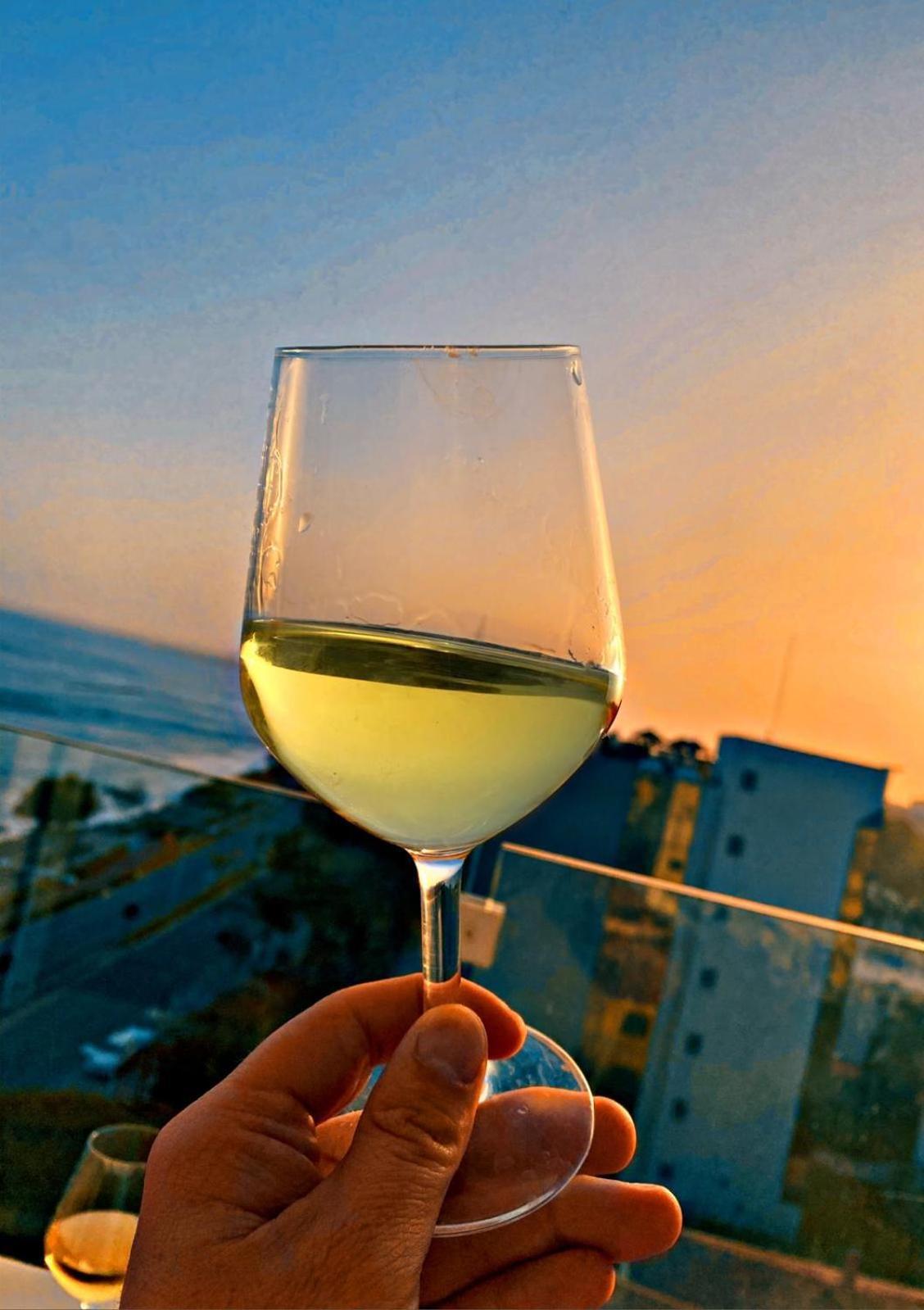 The White Pearl Suite - Beach Front City Centre With Sea View. Limassol Bagian luar foto
