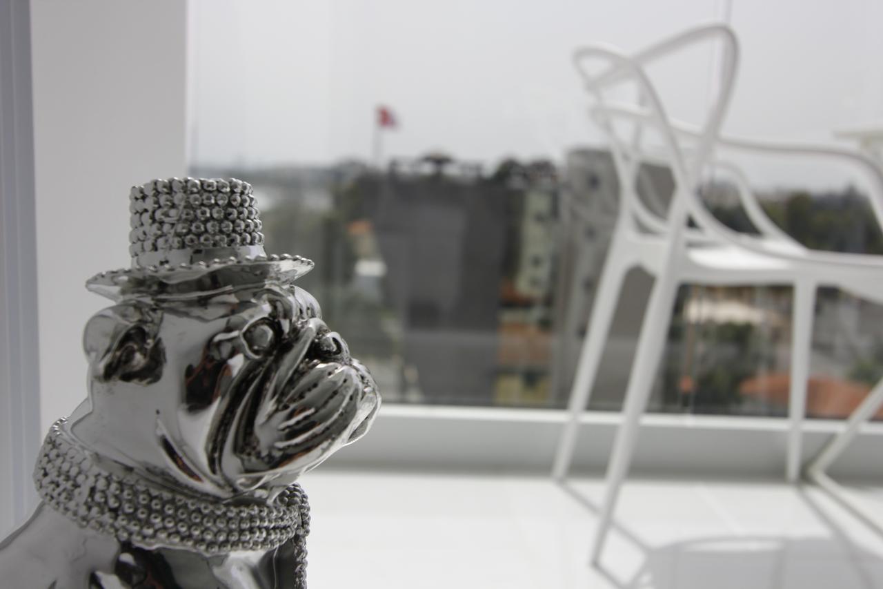 The White Pearl Suite - Beach Front City Centre With Sea View. Limassol Bagian luar foto