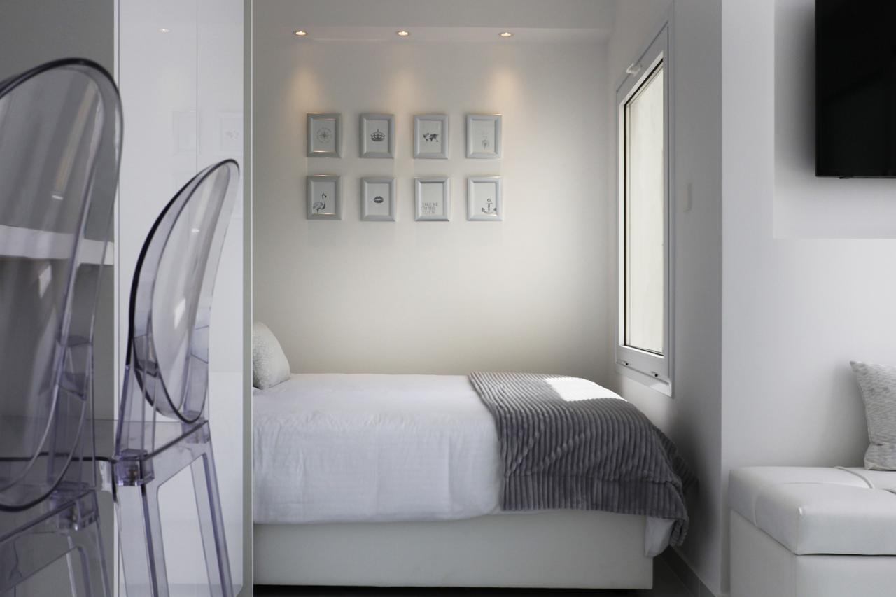 The White Pearl Suite - Beach Front City Centre With Sea View. Limassol Bagian luar foto