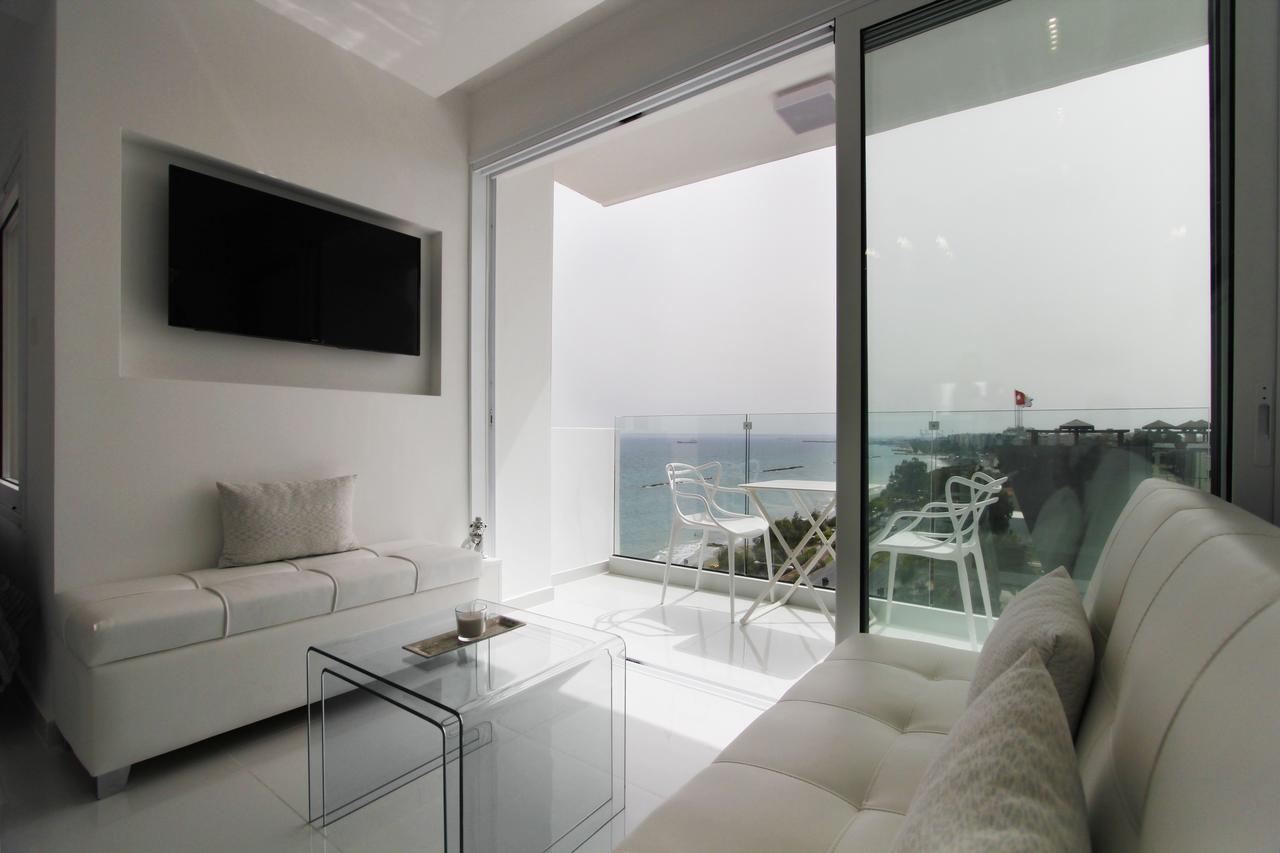 The White Pearl Suite - Beach Front City Centre With Sea View. Limassol Bagian luar foto