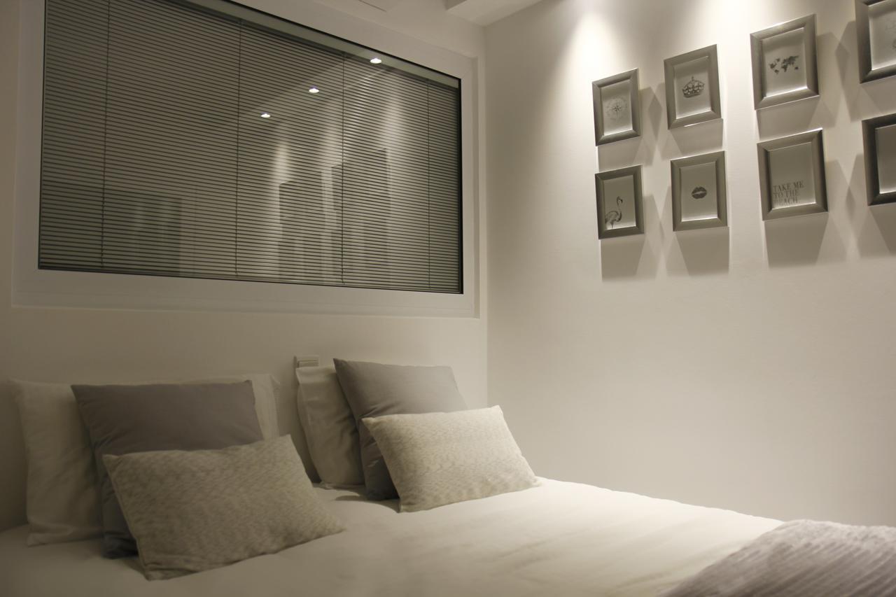 The White Pearl Suite - Beach Front City Centre With Sea View. Limassol Bagian luar foto