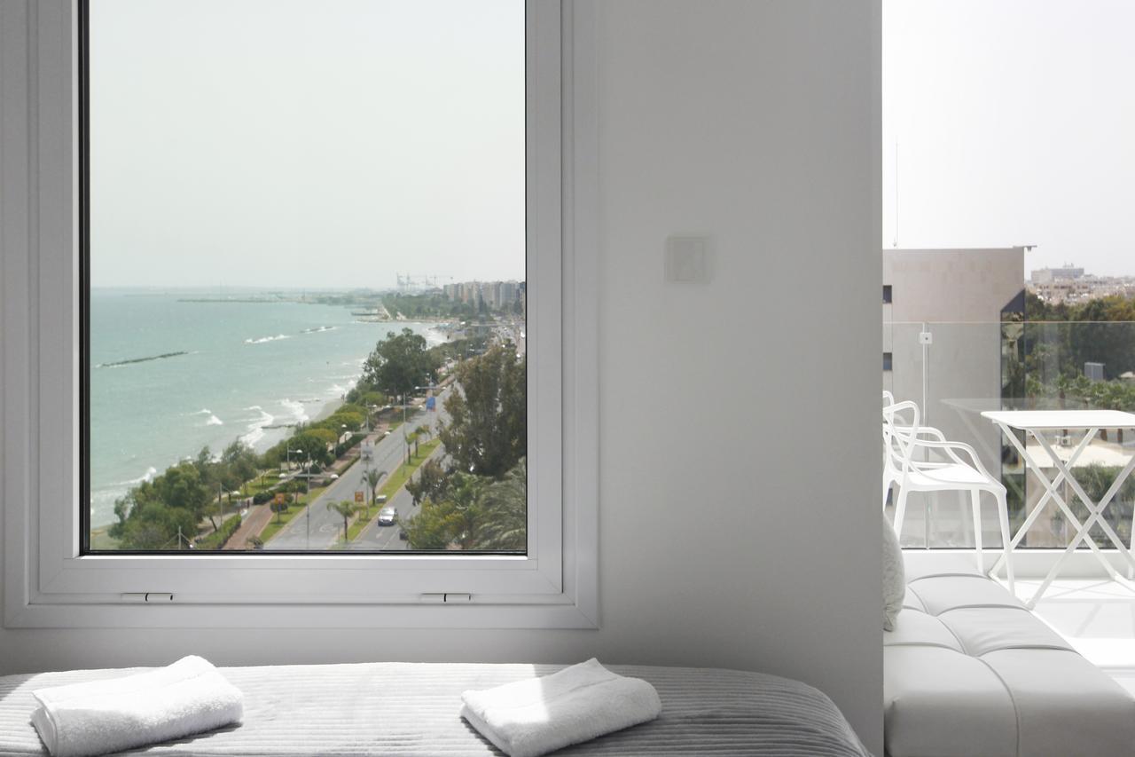 The White Pearl Suite - Beach Front City Centre With Sea View. Limassol Bagian luar foto