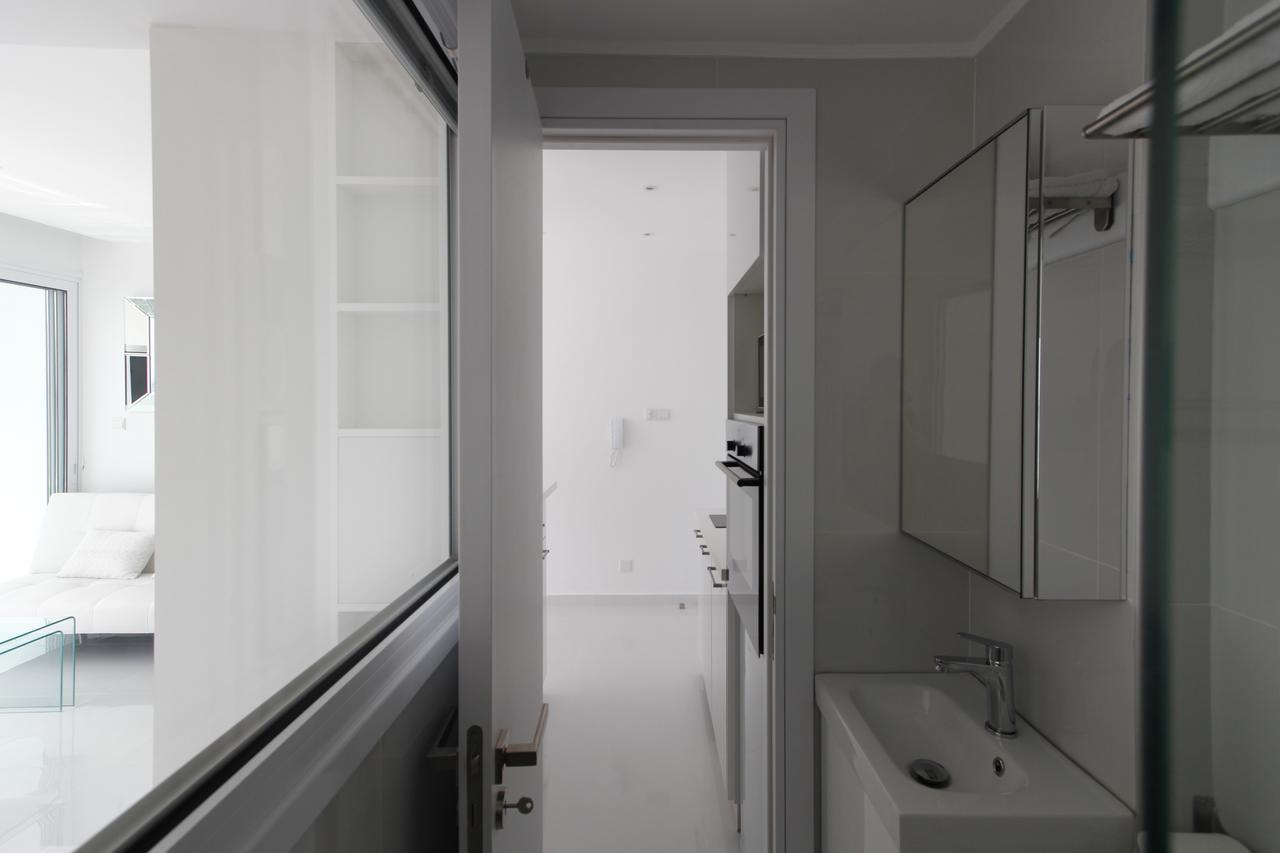The White Pearl Suite - Beach Front City Centre With Sea View. Limassol Bagian luar foto